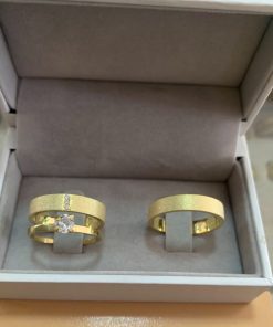 Aliança de Ouro 18K | Modelo Reto Semi-Anatômico 5mm | Todo Diamantado | Feminina com 3 Pedras Centrais Verticais | 7g o Par | Casamento e Noivado