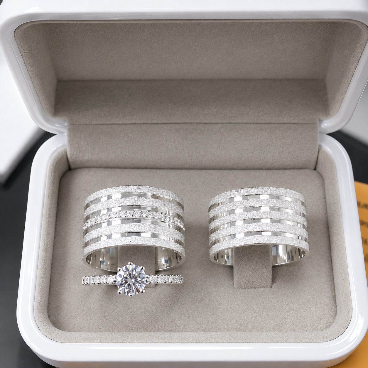 Aliança de Namoro Grossa em Prata 950 10mm Modelo Viviane com 5 Frisos Diamantados - Foto 02