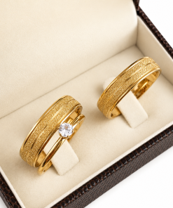 Alianças de Casamento 6mm em Aço Banhado a Ouro 18K com Frisos – Modelo Anatômico