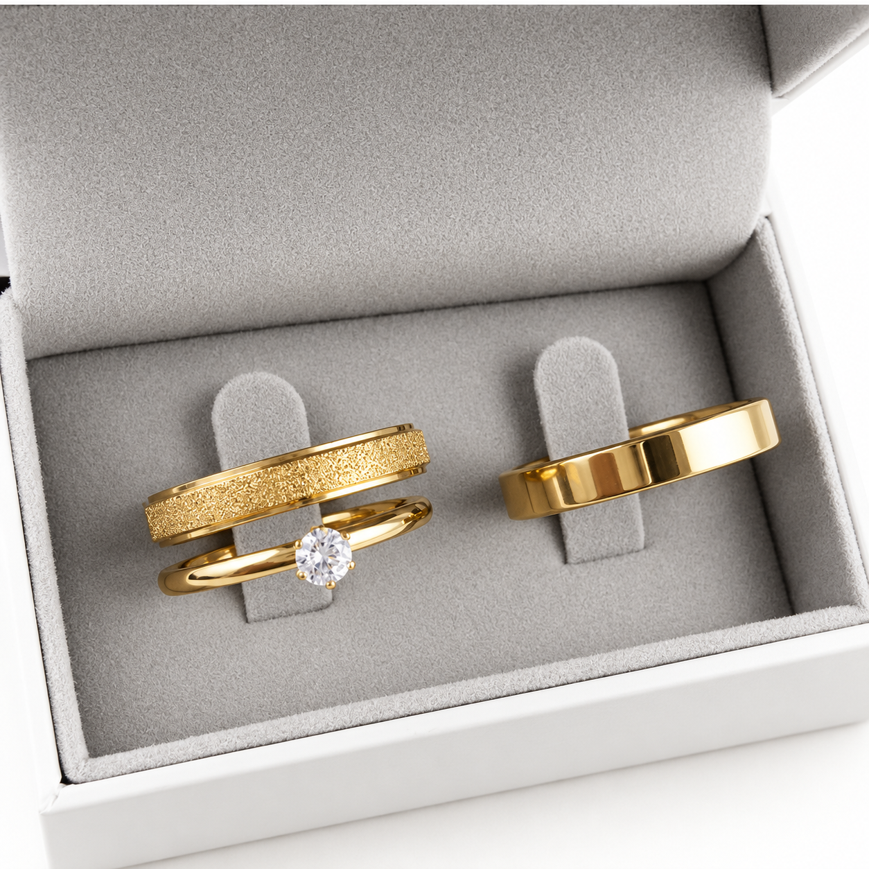 Alianças de Casamento 4mm Banhado a Ouro 18K – Feminina Diamantada e Masculina Lisa