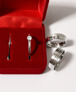 Alianças de namoro 6mm, feminina com 2 frisos diamantados e masculina com 2 frisos lisos, em aço cirúrgico