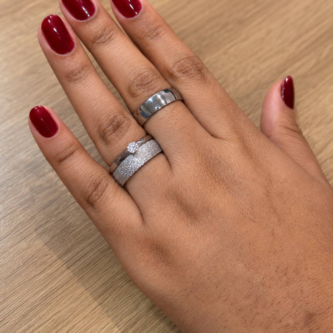 Alianças de namoro 6mm, modelo redondo tradicional, feminina diamantada e masculina lisa