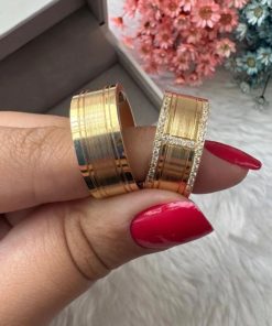 Alianças de Casamento 8mm | Polida com Centro Fosco Diamantado | Moeda Antiga Banhada a Ouro 18K | Feminina com 35 Pedras de Zircônia