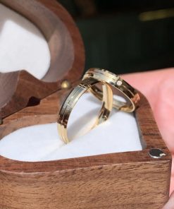 Alianças de Casamento Ouro 18K 750 | Par de Alianças Monaliza 3,5mm | Modelo Chanfrado com Friso Central | Feminina com Pedra de Zircônia