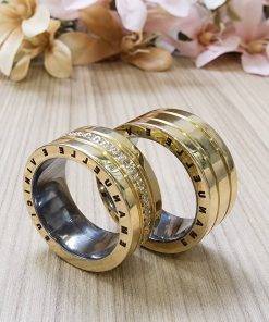 Alianças de Casamento 8mm com 15 Zircônias e Frisos Laterais, Anatômicas, em Ouro 18k