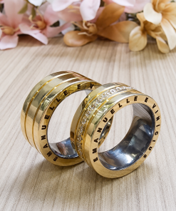 Alianças de Casamento 8mm com 15 Zircônias e Frisos Laterais, Anatômicas, em Ouro 18k