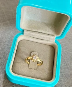 Anel Feminino em Moeda Antiga Banhado a Ouro 18K com Zircônia Central e Micro Zircônias ao Redor