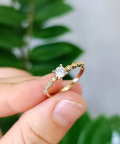 Anel Feminino Dourado com Pedra Coração de Zircônia – Modelo Delicado e Romântico