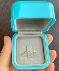 Anel Solitário Clássico com Detalhes Laterais Cravejados | Moeda Antiga Banhada a Ouro 18K