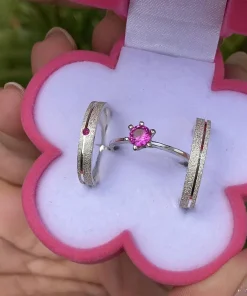Alianças de Namoro em Prata 950 3mm | Diamantado com 1 Friso Lateral e Pedra Rosa | Anel Solitário Incluso