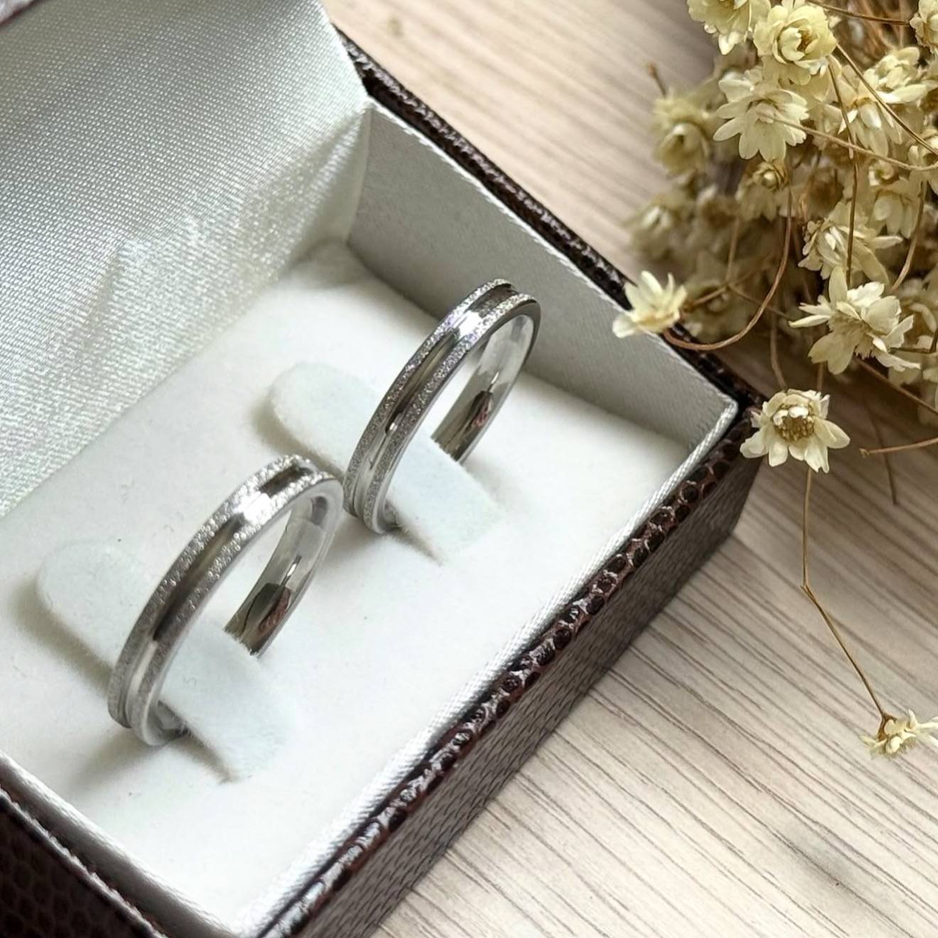 Alianças de Namoro em Aço Cirúrgico | Par de Alianças Prata 4mm | Diamantadas com 1 Friso Central Anatômico