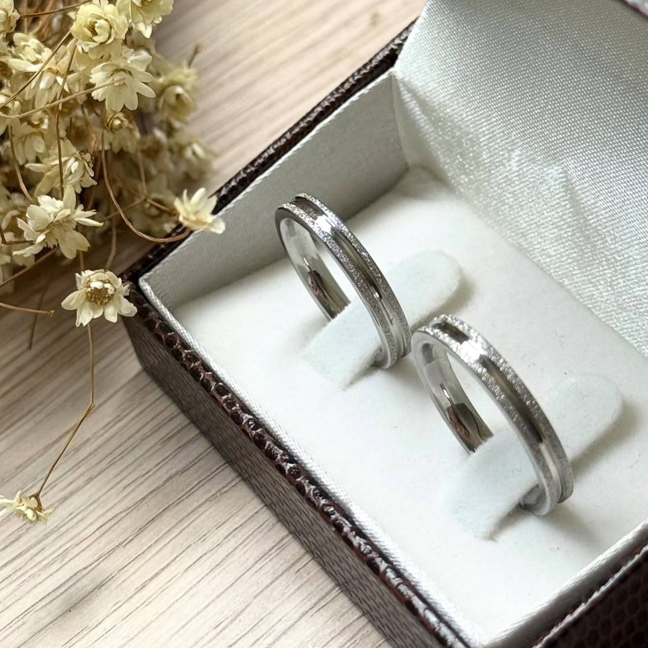 Alianças de Namoro em Aço Cirúrgico | Par de Alianças Prata 4mm | Diamantadas com 1 Friso Central Anatômico
