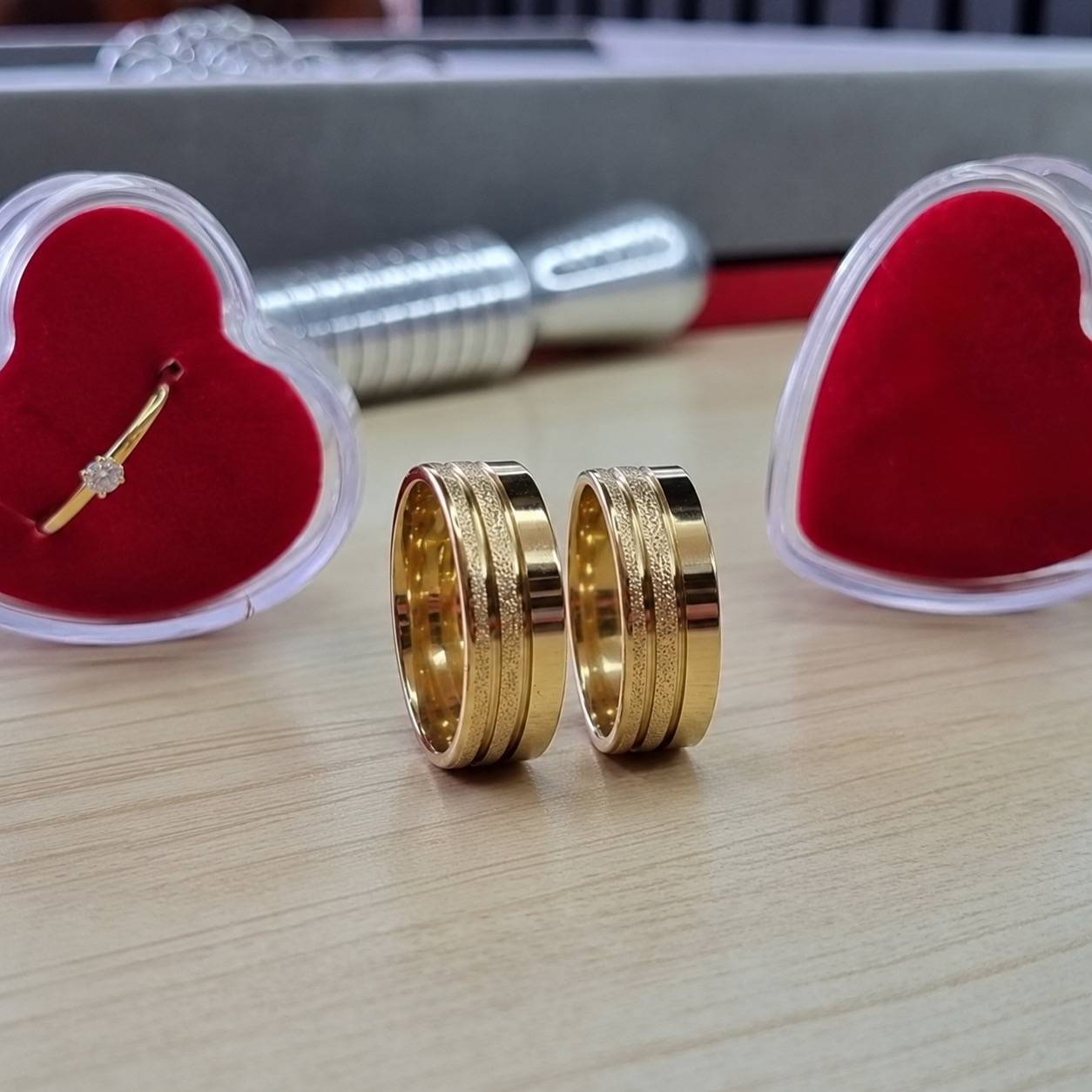 Alianças de Casamento 8mm Banhado a Ouro 18K com 2 Frisos Diamantados
