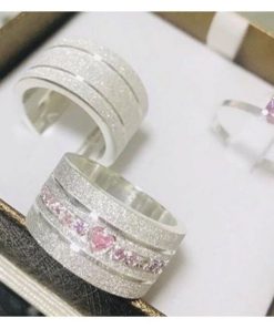 Alianças de Namoro em Prata 950 10mm | Modelo Caianne | Anatômica | Toda Diamantada com 2 Frisos Laterais | Feminina com 11 Pedras de Zircônia Rosa