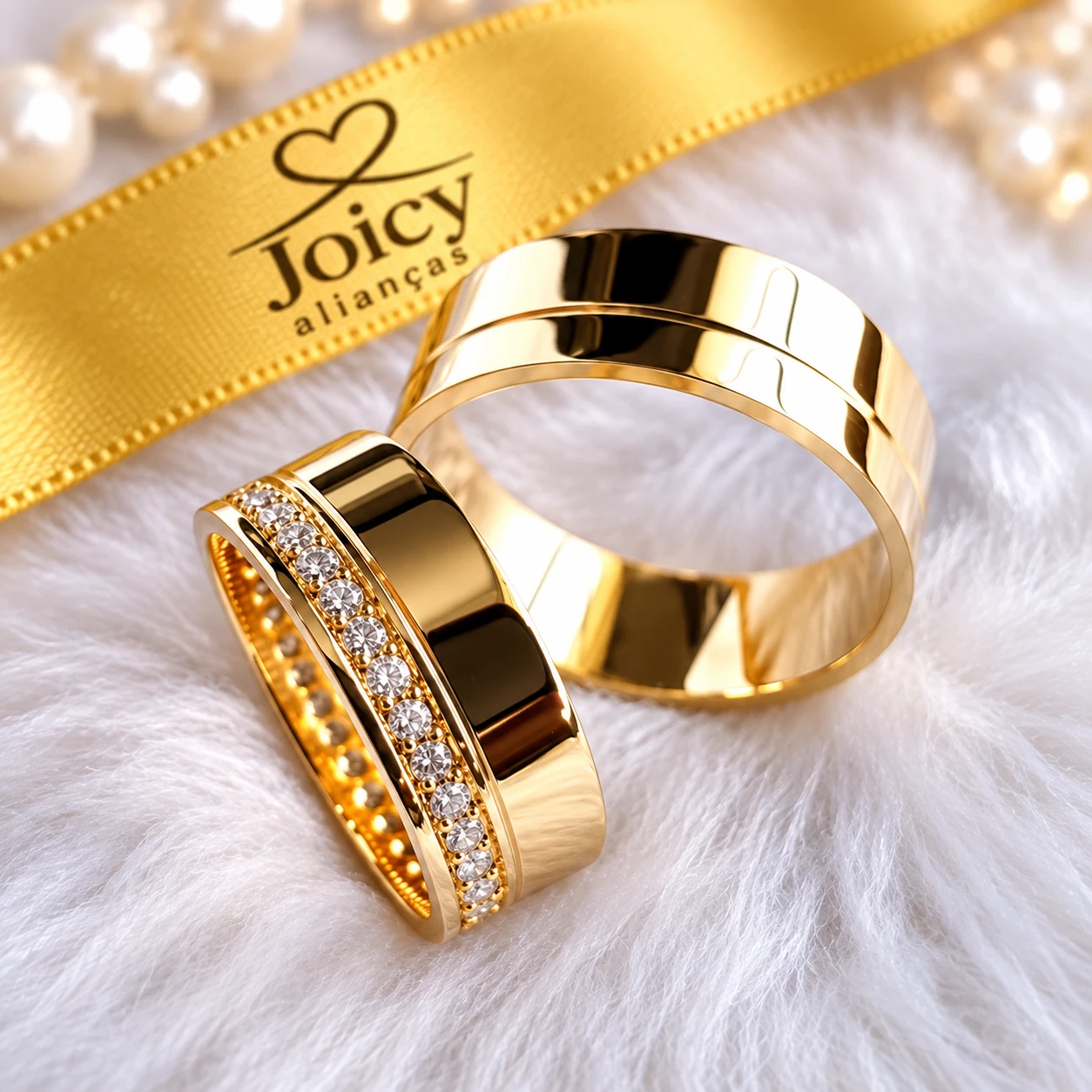 Alianças de casamento Elegance em ouro 18K com 60 zircônias na feminina e friso lateral na masculina