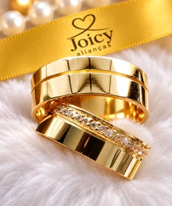 Aliança masculina polida com friso lateral sobre a feminina com zircônias, ouro 18K 8mm