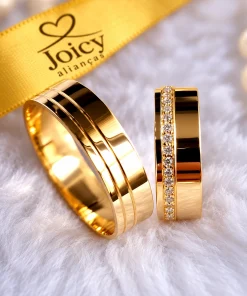 Aliança masculina com dois frisos laterais e aliança feminina com 60 zircônias, ouro 18K 7mm Elegance Duo