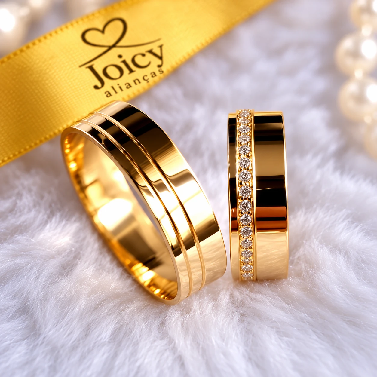 Aliança masculina com dois frisos laterais e aliança feminina com 60 zircônias, ouro 18K 7mm Elegance Duo
