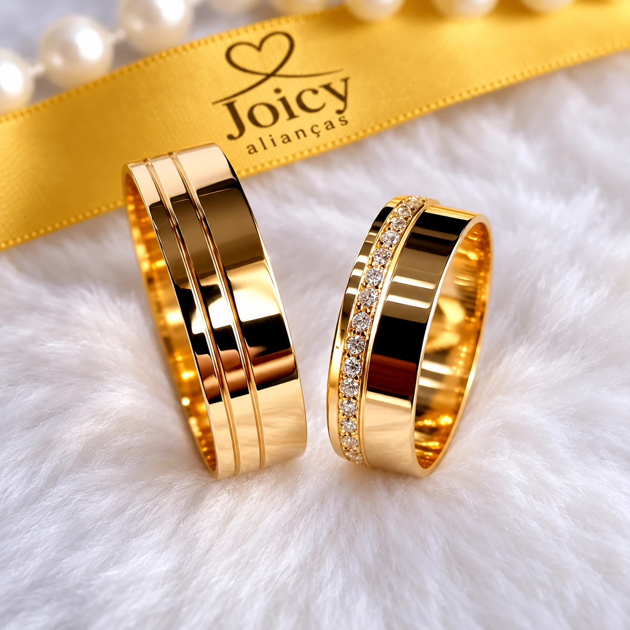 Par de alianças Elegance Duo em ouro 18K, masculina com dois frisos e feminina com zircônias, sobre superfície branca