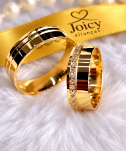 Alianças de casamento ouro 18K Elegance Duo com fita dourada Joicy Alianças e pérolas ao fundo