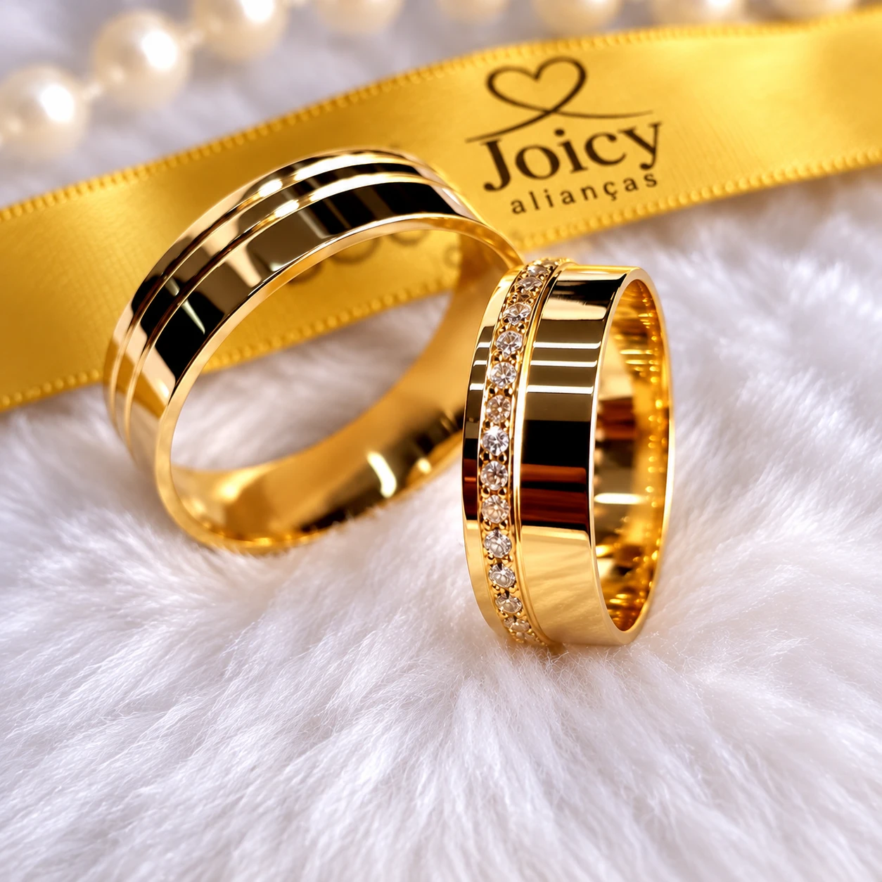 Alianças de casamento ouro 18K Elegance Duo com fita dourada Joicy Alianças e pérolas ao fundo