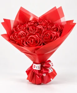 Buquê de rosas vermelhas em cetim com embalagem vermelha e laço I Love You