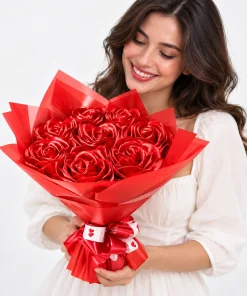 Mulher sorrindo segurando buquê de rosas vermelhas em cetim
