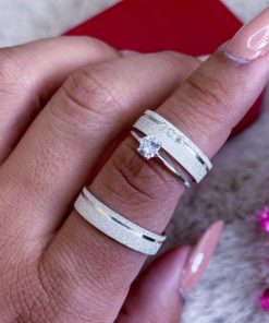 Alianças de Namoro em Prata 950 6mm | Modelo Lorena | Todo Diamantado com 1 Friso Lateral | Feminina com 3 Pedras de Zircônia no Friso