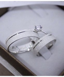 Alianças de Namoro em Prata 950 | Modelo Katy Elle | 6mm Diamantado com 1 Friso Lateral | Anel Solitário Incluso