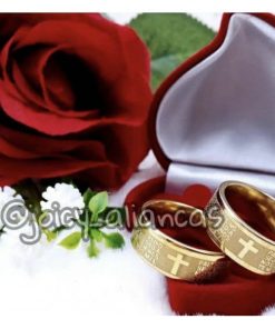 Par De Alianças Aço Cirúrgico Banhado A Ouro 18k - 8mm - Liso Com Pai Nosso Oração