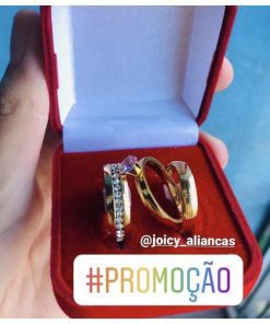 Par De Alianças Aço Cirúrgico Banhado A Ouro 18k - 6mm - Liso E Feminino Com Pedrinha