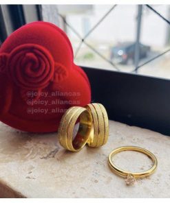 Par De Alianças Aço Cirúrgico Banhado A Ouro 18k - 8mm- 2 Friso