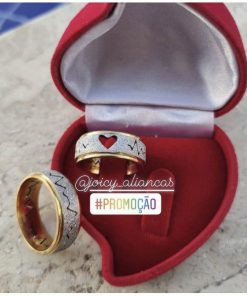 Par De Alianças Prata Em Aço Cirúrgico 8mm Diamantado Fem C/ Coração Vazado Masc Com Batimentos