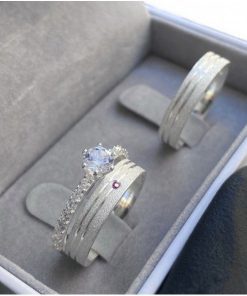 Alianças de Namoro em Prata 950 4mm | Modelo Taciane | Todo Diamantado com 2 Frisos Laterais | Feminina com Pedra de Zircônia Rosa