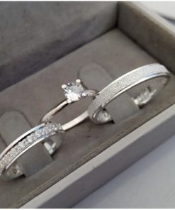 Alianças de Namoro em Prata 950 4mm | Modelo Cristal | Semi Anatômico | Feminina com 15 Pedras de Zircônia (Meia Volta) | Masculina Diamantada com Friso Lateral Baixo