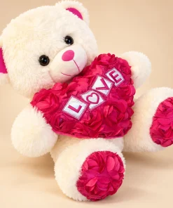 Urso de pelúcia creme de 30cm com coração rosa de flores 3D e palavra LOVE, inclinado de lado